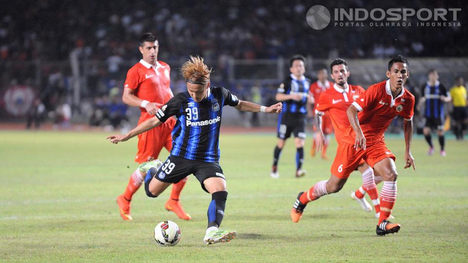 Striker Gamba Osaka, Takashi Usami, bersiap melepaskan tendangan keras ke gawang Persija.